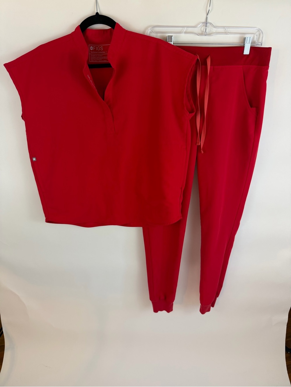FIGS Technical Collection Red Scrub Set S/T - Picture 2 of 15